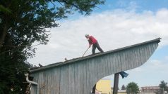 Chrudim. Demolice tribuny na fotbalovém stadionu