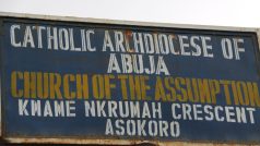 Nigérie, Abuja. Cedule upozorňující na sídlo katolické arcidiecéze