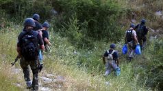 Albánští policisté při zátahu u vesnice Lazarat