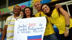 Brazílie, MS ve fotbale, zápas Rusko - Jižní Korea. Rodina Zark podporuje ruskou reprezentaci, stojí na plakátu ženy, která přes mistrovství hledá své předky