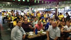 Brazilci sledují zápas své fotbalové reprezentace