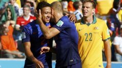 Střelec vítězného gólu Memphis Depay slaví s Arjenem Robbenem