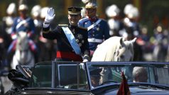 Nový španělský monarcha Felipe VI. projíždí ulicemi Madridu