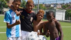 Guilherme, Silas (zleva) a kamarádi chtějí být jednou známými fotbalisty. Mistrovství světa v Brazílii jim ale prý moc nepomůže