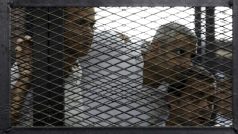 Peter Greste, Mohamed Fahmy a Baher Mohamed, tři novináři, kterým egyptský soud udělil trest sedm let vězení