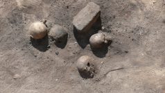 Lidské ostatky pohřbené bez nejmenšího náznaku obřadů v hromadném hrobě pod vrstvou vápna