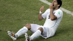 Uruguayský útočník Luis Suárez pokousal v utkání s Itálií Giorgia Chielliniho