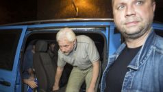 Ukrajina, Doněck. Jeden ze členů měsíc zadržované mise OBSE (vystupuje z auta). V popředí premiér samozvané Doněcké lidové republiky Alexandr Borodaj