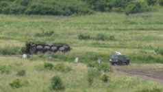 Převrácené vozidlo Pandur na cvičení v Doupovských horách