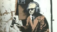 Část Banksyho díla v anglickém Cheltenhamu s názvem „Spy booth“