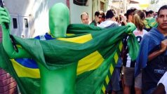 Fanoušci před tréninkovým hřištěm brazilské reprezentace