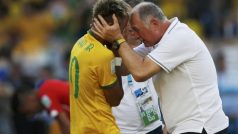 Trenér Scolari blahopřeje Neymarovi k proměněné penaltě v závěrečném rozstřelu