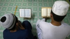 Filipínští muslimští studenti čtou korán, přípravy na postní měsíc ramadán