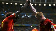 Belgičan Romelu Lukaku oslavuje s Kevinem De Bruyne vstřelený gól