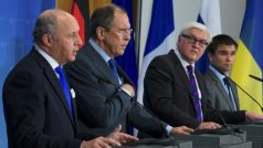 Francouzský ministr zahraničí Laurent Fabius (vlevo), ukrajinský Pavlo Klimkin (vpravo), německý Frank-Walter Steinmeier (druhý zprava) a ruský Sergej Lavrov