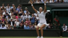 Pertra Kvitová se raduje z vítězství ve Wimbledonu.