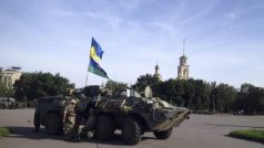 Ukrajinští vojáci hlídkují v centru Slavjansku, odkud se proruští separatisté stáhli