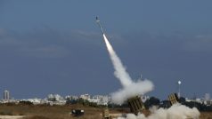 Nejméně dvě rakety odpálené z pásma Gazy směřující na Tel-Aviv byly ve středu sestřeleny izraelským obranným systémem