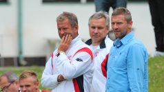 Nový trenér Pardubic Martin Hašek (vpravo) se rozloučil s pěti hráči týmu