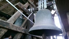 Na kostele Nanebevzetí Panny Marie v Chrudimi se rozezněly zvony k uctění památky padlých vojáků