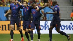 Nizozemci slaví zisk bronzových medailí na MS, druhý zleva je střelec druhé branky Daley Blind