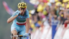 Cyklista Vincenzo Nibali projíždí cílem 10. etapy 101. ročníku Tour de France, čímž se výrazně přiblížil celkovému triumfu