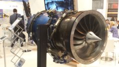 Motor Williamsje připravený pro modernizovanou verzi L-39. V pozadí stánek Aera na veletrhu ve Farnborough