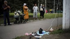 Ukrajina, Slavjansk. Obyvatelé města čekají u zásuvky v parku v centru města, až se jim nabijí elektrické přístroje
