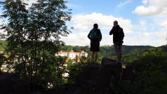 Turisté na Jelením skoku shlížejí na Karlovy Vary