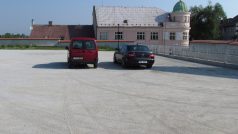 V Miřiovského ulici v Jindřichově Hradci slavnostně otevřeli nové parkoviště