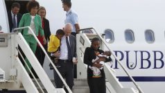Súdánská křesťanka Meriam Ishagová dorazila i s dětmi do Itálie. Na palubě ji doprovázel náměstek italské ministryně zahraničí Lapo Pistelli