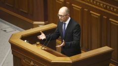 Ukrajinský premiér Arsenij Jaceňuk oznámil rezignaci své vlády