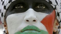 Konflikt má velkou ozvěnu ve světě. Na snímku protestující s namalovanou palestinskou vlajkou na obličeji před izraleskou ambasádou v Londýně