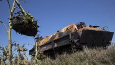 Zničený tank proruských separatistů u města Lysyčansk v luhanském regionu