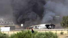 U libyjského mezinárodního letiště v Tripolisu hoří druhý den nádrže s miliony litrů ropných derivátů