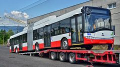 Trolejbus sjíždí z návěsu v areálu dopravního podniku v Ústí nad Labem