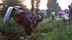 Autobus se po srážce a autem převrátil do příkopu