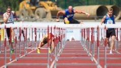 Petr Svoboda (uprostřed) vyhrál závod 110m překážek