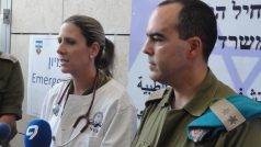 Zástupci armády a vojenští lékaři v polní nemocnici na hraničním přechodu Erez
