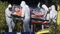 Španělští zdravotníci přepravují do nemocnice kněze, který se v západní Africe nakazil ebolou