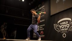Závodníci na mistrovství světa v yoyování v pražském divadle Archa