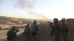 Iráčtí vojáci sledují situaci ve městě Makhmur, kde se střetli s bojovníky z Islámského státu