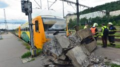 Osobní vlak na nádraží Praha-Smíchov najel do zarážedla slepé koleje a vykolejil