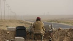 Kurdský bojovník vyhlíží pozice extremistů z Islámského státu nedaleko Mosulu