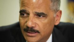 Americký ministr spravedlnosti Eric Holder na setkání v budově FBI v St. Louis