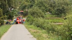 Liberec, Vesec. Hasiči odčerpávají vodu z Veseckého rybníka, nazývaného také Tajch (foto z 23. srpna 2014)