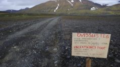 Cedule varuje před vjezdem na silnici vedoucí do blízkosti islandské sopky Bárdarbunga