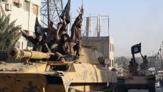 Bojovníci Al Kajdy, spojení s Islámským státem na přehlídce v Sýrii