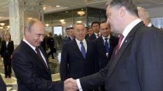 Ruský a ukrajinský prezident Vladimir Putin a Petro Porošenko na jednání v Minsku