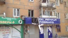 Tlaková vlna po dopadu rakety na centrum Doněcku vysklila okna okolních bytů
